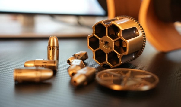 Гаджет Bullet Dice в виде револьверного барабана метает игровые кубики весьма необычным способом