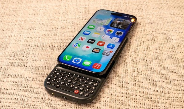 Компания Clicks выпустила Communicator &mdash; оригинальный смартфон с физической клавиатурой