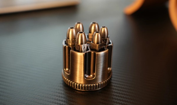 Гаджет Bullet Dice в виде револьверного барабана метает игровые кубики весьма необычным способом
