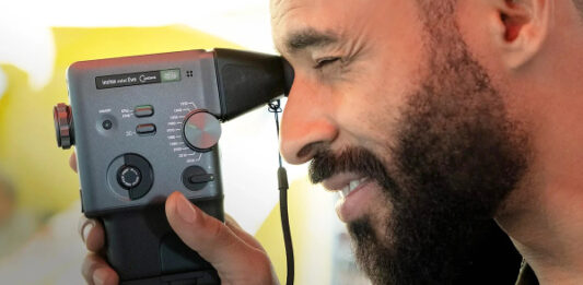 Новейшая камера Mini Evo Cinema от Fujifilm снимает видео в ретро-стиле 1960-х годов