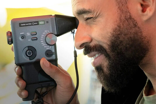 Новейшая камера Mini Evo Cinema от Fujifilm снимает видео в ретро-стиле 1960-х годов