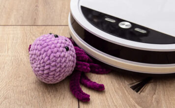 Любознательный инженер случайно возглавил целую армию роботов-пылесосов