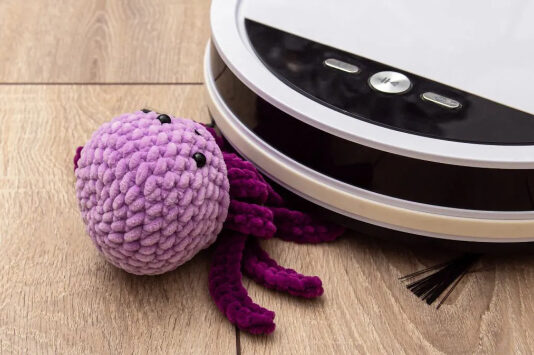 Любознательный инженер случайно возглавил целую армию роботов-пылесосов