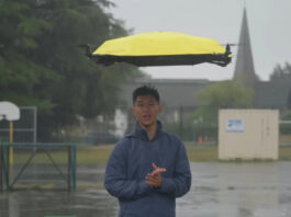 Летающий зонт из Китая самостоятельно следует за своим владельцем