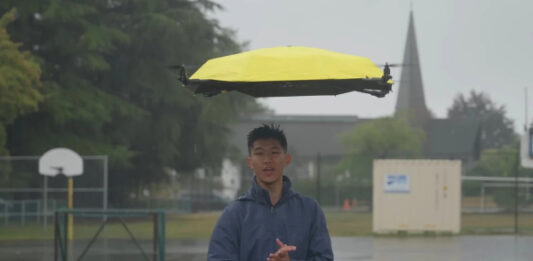 Летающий зонт из Китая самостоятельно следует за своим владельцем