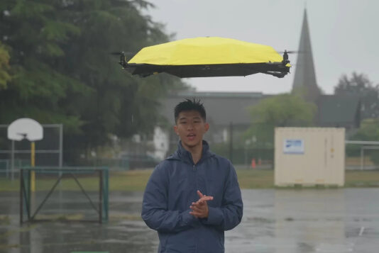 Летающий зонт из Китая самостоятельно следует за своим владельцем