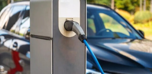 Быстрая зарядка ускоряет деградацию батарей электромобилей вдвое
