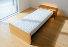 Практичная кровать Roll собирается в компактный шкафчик одним нажатием кнопки