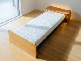 Практичная кровать Roll собирается в компактный шкафчик одним нажатием кнопки