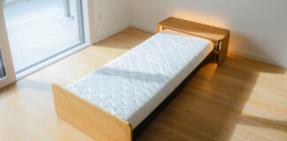 Практичная кровать Roll собирается в компактный шкафчик одним нажатием кнопки