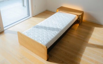 Практичная кровать Roll собирается в компактный шкафчик одним нажатием кнопки