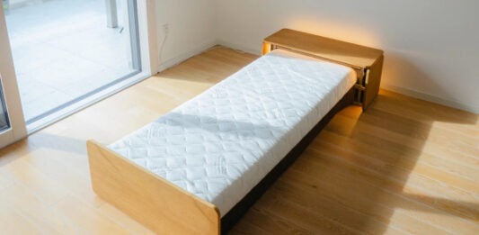 Практичная кровать Roll собирается в компактный шкафчик одним нажатием кнопки