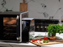 Настольная коптильня SmoqeX позволит готовить мясо на дровах прямо на кухне