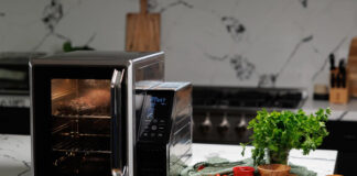 Настольная коптильня SmoqeX позволит готовить мясо на дровах прямо на кухне