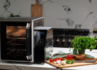 Настольная коптильня SmoqeX позволит готовить мясо на дровах прямо на кухне