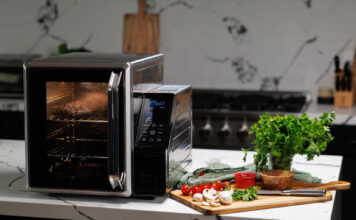 Настольная коптильня SmoqeX позволит готовить мясо на дровах прямо на кухне