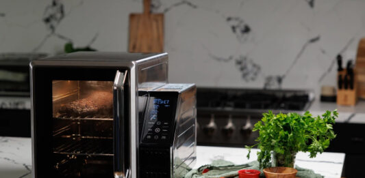 Настольная коптильня SmoqeX позволит готовить мясо на дровах прямо на кухне