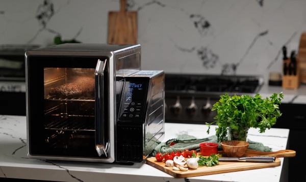 Настольная коптильня SmoqeX позволит готовить мясо на дровах прямо на кухне