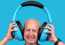 Эти гигантские наушники Blue XL от JLab — реальный гаджет, а вовсе не первоапрельская шутка