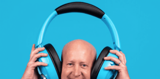 Эти гигантские наушники Blue XL от JLab — реальный гаджет, а вовсе не первоапрельская шутка