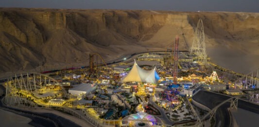 Три самых фантастических американских горки в мире открылись в Саудовской Аравии