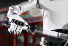 Китайского робота Robotera L7 обучили искусству владения мечом