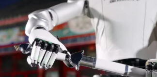 Китайского робота Robotera L7 обучили искусству владения мечом