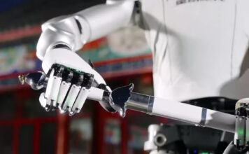 Китайского робота Robotera L7 обучили искусству владения мечом