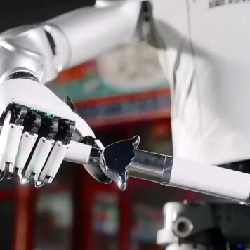 Китайского робота Robotera L7 обучили искусству владения мечом