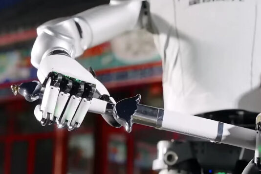 Китайского робота Robotera L7 обучили искусству владения мечом