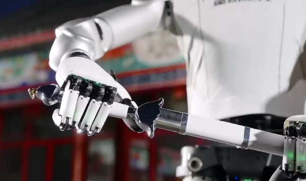 Китайского робота Robotera L7 обучили искусству владения мечом