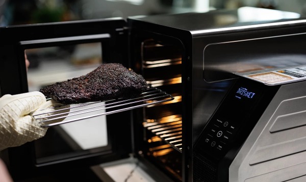 Настольная коптильня SmoqeX позволит готовить мясо на дровах прямо на кухне