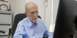 102-летний педагог из Сиднея обучает пожилых людей компьютерной грамотности