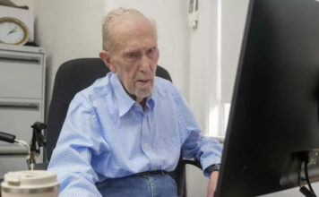 102-летний педагог из Сиднея обучает пожилых людей компьютерной грамотности