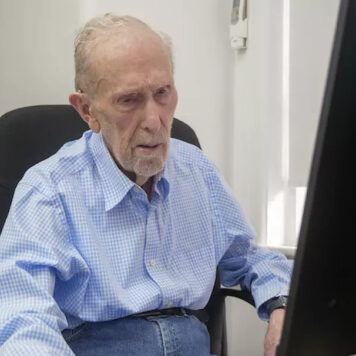 102-летний педагог из Сиднея обучает пожилых людей компьютерной грамотности