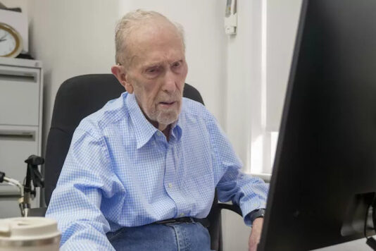 102-летний педагог из Сиднея обучает пожилых людей компьютерной грамотности