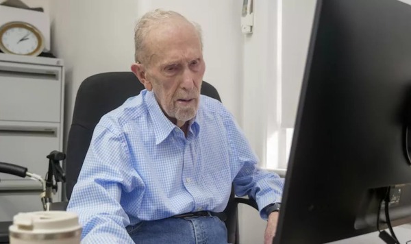 102-летний педагог из Сиднея обучает пожилых людей компьютерной грамотности