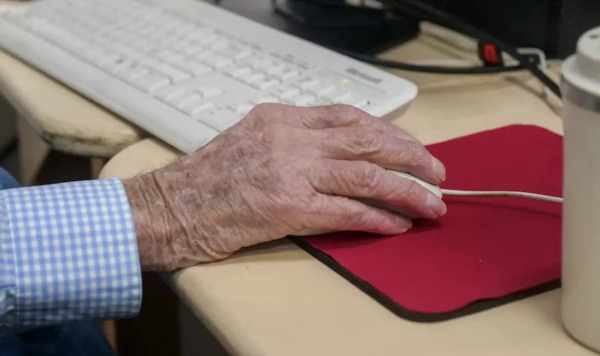 102-летний педагог из Сиднея обучает пожилых людей компьютерной грамотности