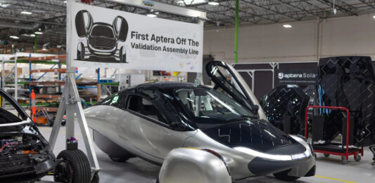 Aptera выпустила первые образцы электромобиля, которому не нужны розетки