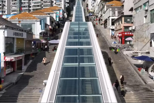 Богиня Ушань: в Китае открылся самый длинный эскалатор в мире