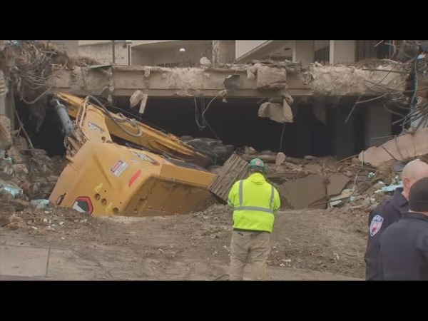 Самый большой эвакуатор в мире вытащил из ямы 67-тонный экскаватор