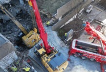 Самый большой эвакуатор в мире вытащил из ямы 67-тонный экскаватор