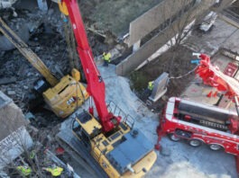 Самый большой эвакуатор в мире вытащил из ямы 67-тонный экскаватор