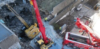 Самый большой эвакуатор в мире вытащил из ямы 67-тонный экскаватор