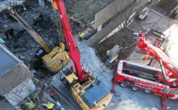 Самый большой эвакуатор в мире вытащил из ямы 67-тонный экскаватор