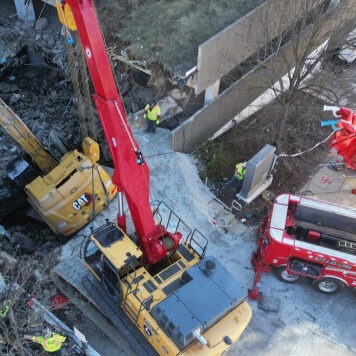 Самый большой эвакуатор в мире вытащил из ямы 67-тонный экскаватор