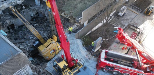 Самый большой эвакуатор в мире вытащил из ямы 67-тонный экскаватор