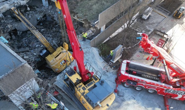 Самый большой эвакуатор в мире вытащил из ямы 67-тонный экскаватор