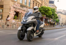 Yamaha представила первый в мире скутер с подушкой безопасности