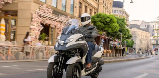 Yamaha представила первый в мире скутер с подушкой безопасности